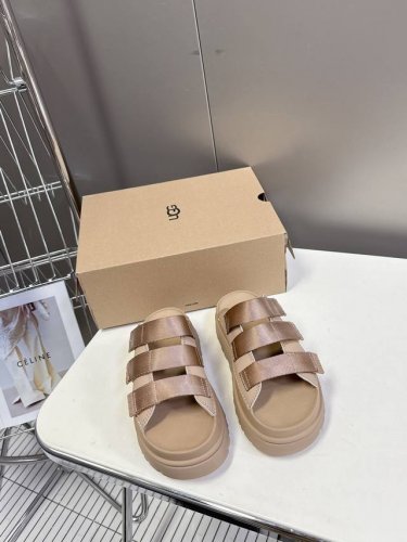 Ugg春夏最新松糕厚底拖鞋 一款不会撞衫的鞋子、简约的隔板设计鞋面 魔术贴带子 春夏必备款、无论什么裤子裙子都能驾驭 上脚非常舒适好看鞋底超级轻 妥妥的增高神器