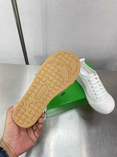 Bv Vulcan系列米奇头运动鞋 Tpu大底 高版本 男款10 白杏底 1Bv Vulcan新款火神运动鞋 2浮夸的鞋头和鞋面形成反差的美感 3帆布棉的鞋面给