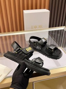 dior经典爆款凉拖 踏入Dior拖鞋的时尚领地，邂逅优雅与舒适的极致融合。鞋面以精湛刺绣工艺，镌刻着Christian Dior Paris标志，细腻针法诉说
