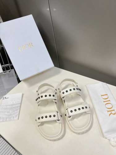 Dior春夏最新款魔术贴凉鞋、超多明星网红种草、经典的版型设计上迪奥LOGO五金点缀、超好看超百搭、上脚非常柔软鞋面进口牛皮，内里羊皮里、正品开模TPU大底 码