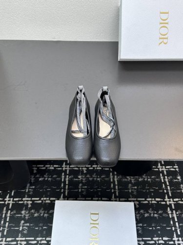 25Ss早春新款Dior 迪奥D-Journey 系带芭蕾鞋Cd字母织带跳舞鞋镂空绑带平底鞋 这款D-Journey 系带芭蕾鞋是二零二五春夏成衣系列新品，兼具