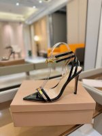 价格P： Gianvito Rossi 2025 这款高跟鞋 极简主义的 Elle、Gianvito Rossi 秉承了其传统意大利工艺，专注精巧细节，打造优雅