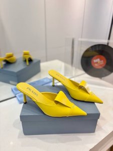 工厂价 Prada 普拉达 2024 专柜走秀款尖头凉鞋 对折舌 高跟 早春走秀款！ 鞋面：高定制开边珠面料 内里：进口水染羊皮 大底：原版意大利真皮大底 跟高