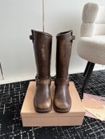 经典爆款 Miu Miu 经典走秀早秋机车靴 粗跟皮带扣复古机车西部靴子系列 夏天都可以穿的靴子来了 王炸款 整体设计透露着波希米兰的随性和洒脱 极具特色的缠绕