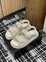 25Ss春夏新款Chanel小香魔术贴编织面沙滩凉拖鞋 夏日多巴胺混搭风格的单品继续彰显品牌的设计理念。这双凉鞋从体育界汲取丰富灵感，采用厚底和魔术粘带设计，彰