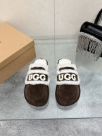 工厂价： 皮毛一体 UGG 24刺绣logo拖鞋火爆来袭 一眼就上头的款式 胖胖的方圆头鞋 加上羊毛边边logo 憨憨的可爱，秋冬穿搭必备单品鞋身很轻巧 不论居