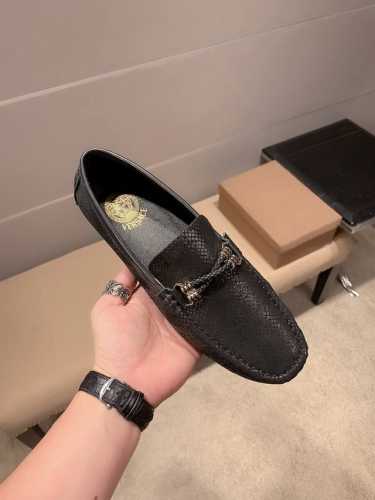 品牌范思哲，官方高品质豆豆鞋～四季潮鞋 专柜品质，范思哲1:1优质做工，鞋面进口意大利蟒蛇皮、全真羊里，时尚懒人商务风设计，休闲乐福款，跑步、休闲最适合不过啦。