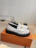 460 Lv Xtm Iv Trainer 路易威登×村上隆联名乐福鞋 本款 Distric 乐福鞋以双色镜面牛皮革裁出轻盈舒适鞋身。厚实 Eva外底点缀醒目凸
