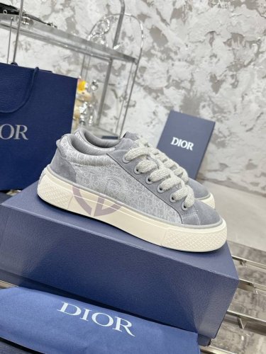 顶级版本P女 、男310 Dior 迪奥B33系列 情侣款休闲板鞋 原版购入开发做货 采用迪奥灰牛皮革精心制作，侧面饰以同色调 CD Diamond 图案帆布镶