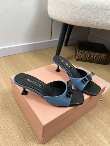 Miumiu缪缪 2025 miu家2025春夏新品 专柜最新爆款3D刺绣Logo 蝴蝶结 字母扣 小猫跟拖鞋系列 小红书力推爆款 原版购入开发 做货 Miu家