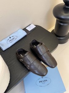 Prada 25ss 普拉达走秀款复古 双扣 半拖鞋单鞋 乐福鞋爆款！走秀款 复古感时髦满满 随意百搭 时尚休闲 独到味道人人都爱也轻松驾驭 每年都会爆.足以征