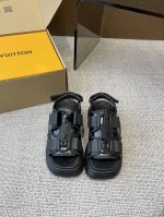 Louis Vuitton路易威登最新款Chameleon 凉鞋 拼合帆布和绒面牛皮革以前卫风范初次亮相2025 Cruise 早春时装秀 皮革子弹带和Mono