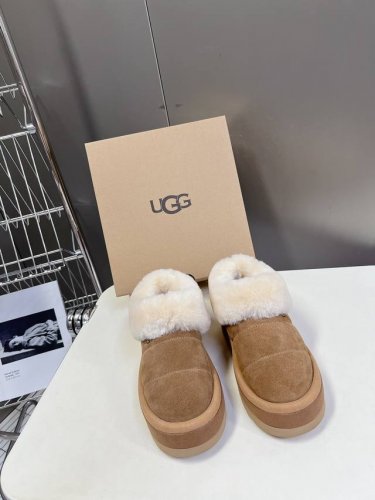 UGG秋冬厚底雪地靴 lisa 海莉 jennie同款 一款增高神器～显高还又拉腿长 看多了经典款 需要一些点缀 成为寒冬流行穿搭的主流趋势 漫长的冬日还有什么