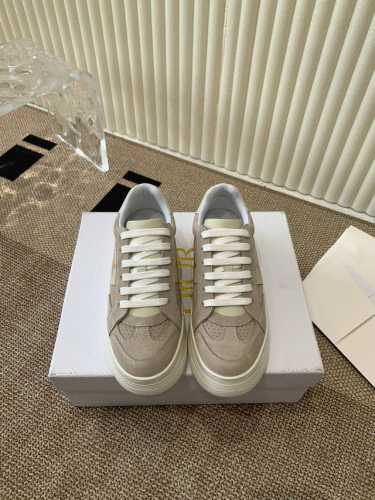Dior迪奥2024新款松糕鞋厚底休闲鞋 这款Dior Star运动鞋延续经久不衰的轮廓，采用牛皮革精心制作，所以上脚会特别的舒服哦 饰以同色调绒面革镶片金属星