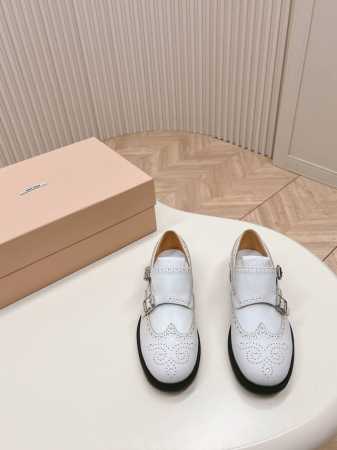 出厂价 2024系列 Miumiu church's孟克皮鞋，僧侣鞋 英伦复古、巴洛克雕花元素 又美又飒！酷炸街！惊为天人！ 鞋面虽是邦邦硬挺，但穿起却很舒适. - 点击图像关闭