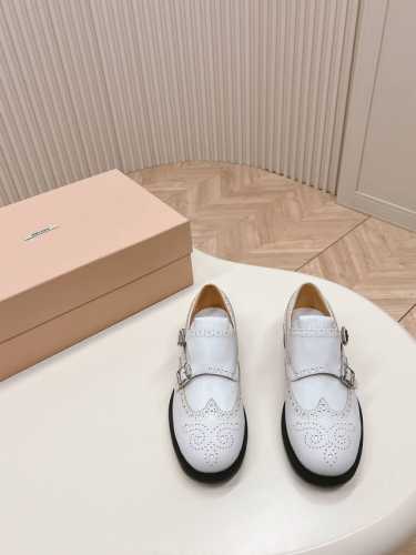 出厂价 2024系列 Miumiu church's孟克皮鞋，僧侣鞋 英伦复古、巴洛克雕花元素 又美又飒！酷炸街！惊为天人！ 鞋面虽是邦邦硬挺，但穿起却很舒适.