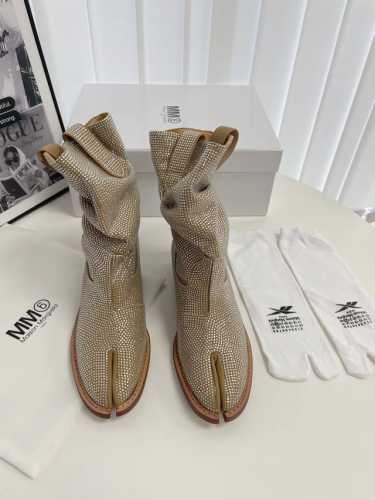 MaisonMargiela｜MM6 马吉拉复古分趾靴褶皱西部牛仔靴 刻着“时髦”两字的猪蹄分趾鞋 分趾开衩位置真的是考究工艺的细节点 花费了超多时间去保证鞋子
