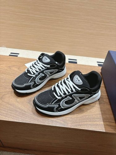 Dior B30经典运动鞋 配原版飞机盒 原版 p1 专业原版开发。只做顶级版本 这款B30运动鞋已成为Dior别具一格的经典新品，低帮设计，时尚而丰富有运动天