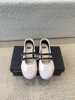 Kiko 鬼冢虎玛丽珍运动鞋 kiko Kostadinov 联合 Heaven By Marc Jacobs 以及 Asics 三方合作鞋款 发售当天就被一扫