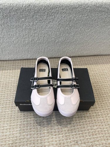 Kiko 鬼冢虎玛丽珍运动鞋 kiko Kostadinov 联合 Heaven By Marc Jacobs 以及 Asics 三方合作鞋款 发售当天就被一扫
