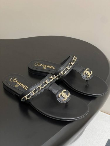 顶级品质 配飞机盒 25P夏季新款Chanel香奈儿 小香夹脚拖鞋双C扣链条平底拖鞋 百搭显脚瘦气质款，颜值爆棚的一款拖鞋，任意搭配都很绝！懒人拖鞋值得推荐 鞋