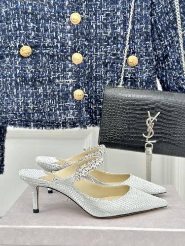 厂价 Jimmy Choo｜吉米周经典一字带钻石链条尖头高跟鞋满满的少女风 既摩登又复古的味道非常的简约大气 不管是半身裙 连衣裙还是牛仔裤 它都能成为点睛之笔