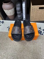louis Vuitton 路易 威登 2025春夏 男士人字拖 作为时尚界的活跃一族 Lv以大胆创新为本色 为中国时尚潮男打造出这款休闲商务风格面料采用进口高