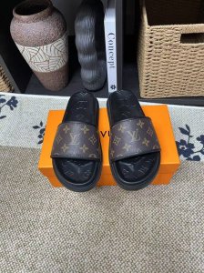 louis Vuitton 路易 威登 2025春夏 男士人字拖 作为时尚界的活跃一族 Lv以大胆创新为本色 为中国时尚潮男打造出这款休闲商务风格面料采用进口高