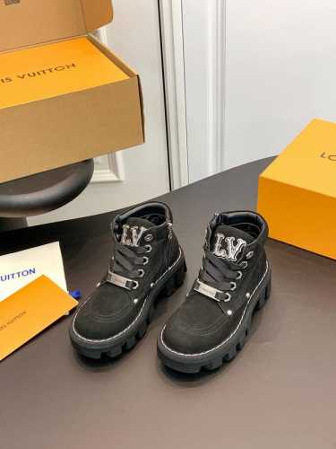 顶级版本2024新款代购品质~ LV秋冬cheer系列厚底短靴马丁靴及踝情侣款靴cheer及踝靴亮 2024春夏秀场，以正绒面牛皮革演绎多元风尚。 鞋面点缀铭纹