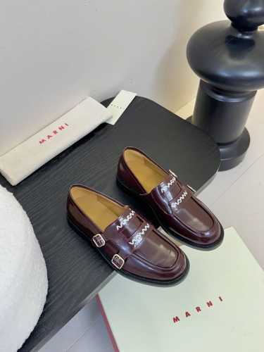 Marni 25Ss 春夏新款 矮跟乐福鞋 乐福鞋是鞋业界的天花板，永不过时的一个代名词、想好的心情一定要有一双舒服的鞋子 选材柔软透气、款式洋气大方、乐福鞋穿