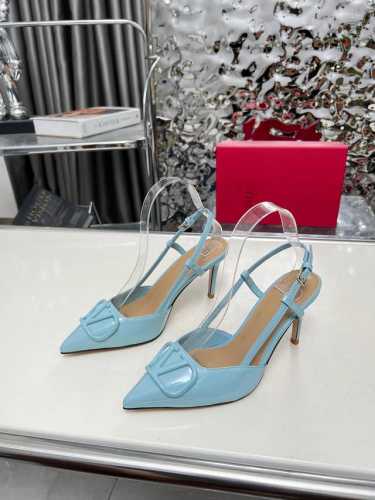 工厂价 女装女鞋 运动原单天蓝色 Valentino.华伦天奴大v扣鞋，专柜最新系列细节完美，V家系带扣可以说是非常火爆了 抛弃了一贯的铆钉元素 化繁为简 更加