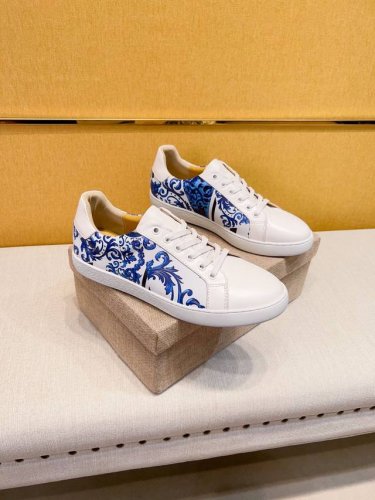实 品牌Versace 范思哲官方旗舰店意大利区域 全球第一批首发官方新款独一无二 鞋面采用优质意大利进口原版头层牛皮 假一赔十 舒适透气羊皮内里 鞋底越南耐磨