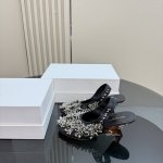 dries Van Noten 25Ss 新款钉珠女鞋 每一双都美的像艺术品 上脚一定是非常瞩目的单品 仙女们可以冲 当代女性应该自己拥有的“水晶鞋” 鞋面：网