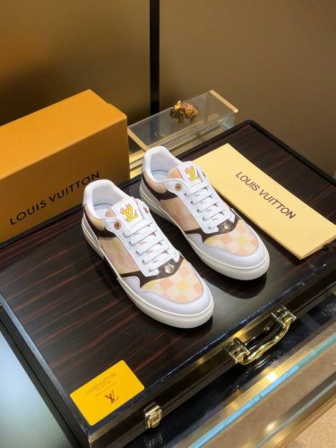 商品名称：Louis Vuitton 路易 威登 正规码数: 38-44 休闲鞋 商品材料：精选 牛皮鞋面，柔软羊皮内里；原厂大底。