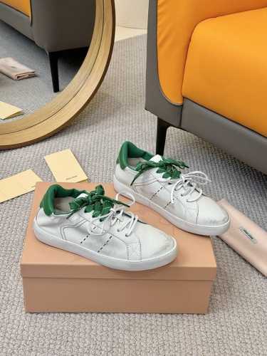 工厂P批P￥ P330 Miumiu缪缪早春最新走秀款休闲脏脏鞋 小红书种草系列，复古又时髦上脚美炸了 简约的运动板鞋设计，极具辨识度的鞋舌，打造佛系甜美的休闲