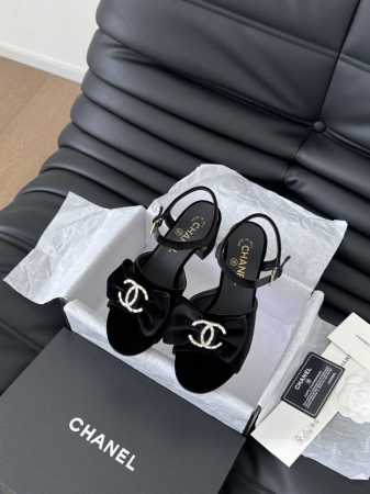 Chanel 24K走秀款玛丽珍单鞋 简约又不失甜美俏皮！ 鞋头经典拼色简约易搭，搭配一字带更加跟脚。 内里羊皮 真皮大底 Size:35-39 其他码数定做 - 点击图像关闭