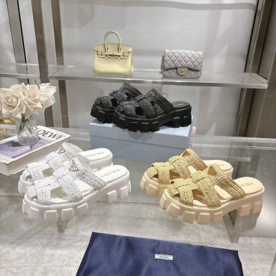 出 原版环保pp纸材质高版本prada普拉达最新款猪笼鞋罗马编织厚底橡胶拖鞋最新环保pp材质 价格p高昂 全手工钩针 跟织毛衣一样 慢工细活 复古时髦前卫厚底鞋