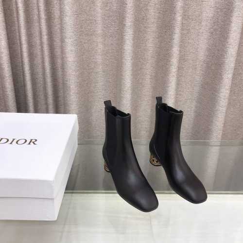 Dior冬季新款 高跟及踝短靴，这款 Dior Icon 带跟及踝靴是2024冬季成衣系列新品，彰显 Dior 的经典标识和高订精神。牛皮革鞋面，两侧搭配弹力饰