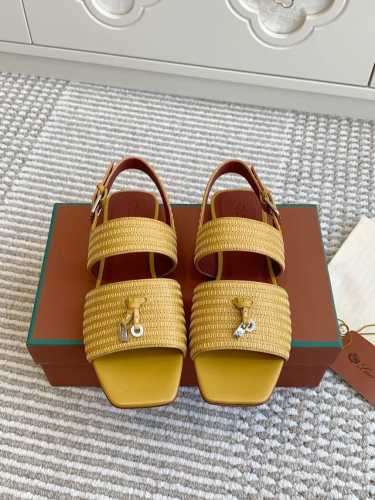 代购级 Loro Piana Lp Sprightly Charms系列凉拖鞋 罗马凉鞋 Sprightly Charms 凉鞋 以方形鞋头和鞋跟展现全新创意，