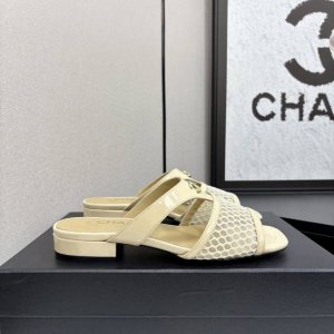 chanel香奈儿平底拼接低跟平底拖鞋，优雅夏日，香奈儿凉拖不容错过！经典双C标志闪耀，彰显奢华格调。网眼材质搭配精致设计，时尚又透气。无论是搭配裙装展现柔美，