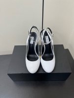 Alaia 2025 ｜小众新品爱心脚环扣带凉鞋 宝子们爱心透明高跟凉拖简直太可爱啦 透明的材质加上爱心鞋头设计 少女心满满呀 高度也很合适 穿上它走路稳稳的