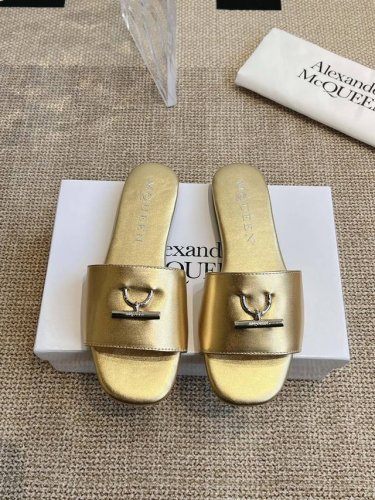 橙子出厂价p alexander Mcqueen 亚历山大 麦昆 春夏新款 平底拖鞋 一字拖 休闲凉拖 原版复刻定制 搭配金属扣刻Mcq标志 轻松穿出大长腿 舒