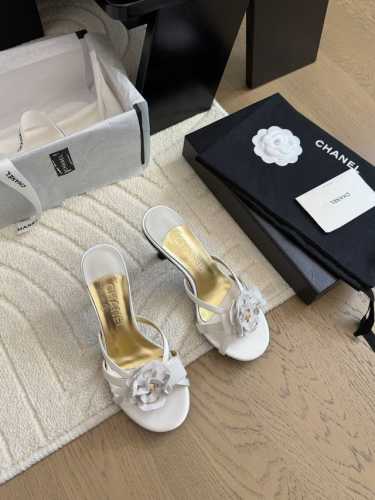 Chanel 25C新款山茶花拖鞋 精致的水钻扣 上脚腿长拉满 跟高平底 6 8.5Cm 鞋面羊皮 真丝 内里羊皮 原版扣 真皮大底 size:35-40