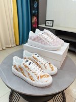 出厂价p Versace 范思哲最新款精心打造，引爆全场！不断创新的国际品牌 此款男士四季款休闲鞋，牛皮拼接羊皮内里橡胶防滑大底，透气舒适以质量说话 码数：38