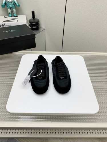 出厂 高版本 Prada 普拉达 25 早春 走秀 休闲 阿甘 德训鞋 出镜率很高的就是这款德训鞋 外形是像芭蕾舞鞋一样的跑鞋，柔软的皮质加上Prada 专属尼