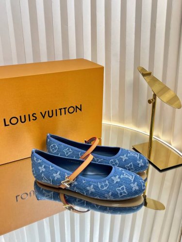 顶级版本Lv 驴家 25Ss 丹宁牛仔太好看了 很少做Lv家的单品 ！原版购入 用心开发 鞋跟都是开模定制 ，最新色系芭蕾舞鞋多彩多色 老花配搭单宁的棕色皮质，