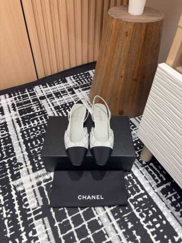 -羊猄烫钻面 25Fw新款Chanel小香烫钻后空Sling-Back凉鞋平底 粗跟 Sling-Back于1957年问世,之后Two-Tone设计成为Chan