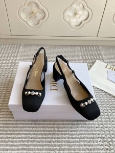 dio 迪奥新品Cd珍珠链粗跟后空凉鞋 顶级品质 型超级显腿长 白色珍珠点缀增添高雅气质 日常百搭 鞋面：进口小牛皮 牛漆皮 进口羊皮内里 跟高：5.5Cm 进