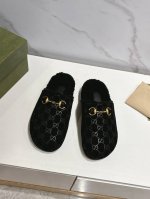 出厂 、Gucci古驰 24ss 秋冬新款 平底羊毛拖鞋 超舒适的 双带毛拖 简约随性 时髦有范，慵懒又不乏高级感，最舒适的拖鞋没有之一 随意上脚都好看有型，绝