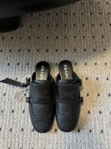 Prad* 25ss 普拉达走秀款复古2扣半拖爆款！走秀款 复古感时髦满满 随意百搭 时尚休闲 独到味道，人人都爱也轻松驾驭 每年都会爆.足以征服你，穿上它，休